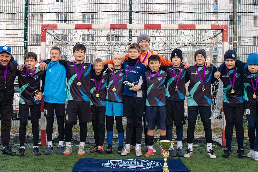 Футбол — это инвестиция не только в спортивное, но и в жизненное будущее вашего ребенка. Пока ваш ребенок учится вести мяч и делать точные передачи, его мозг и характер прокачивают куда более крутые «скиллы»: